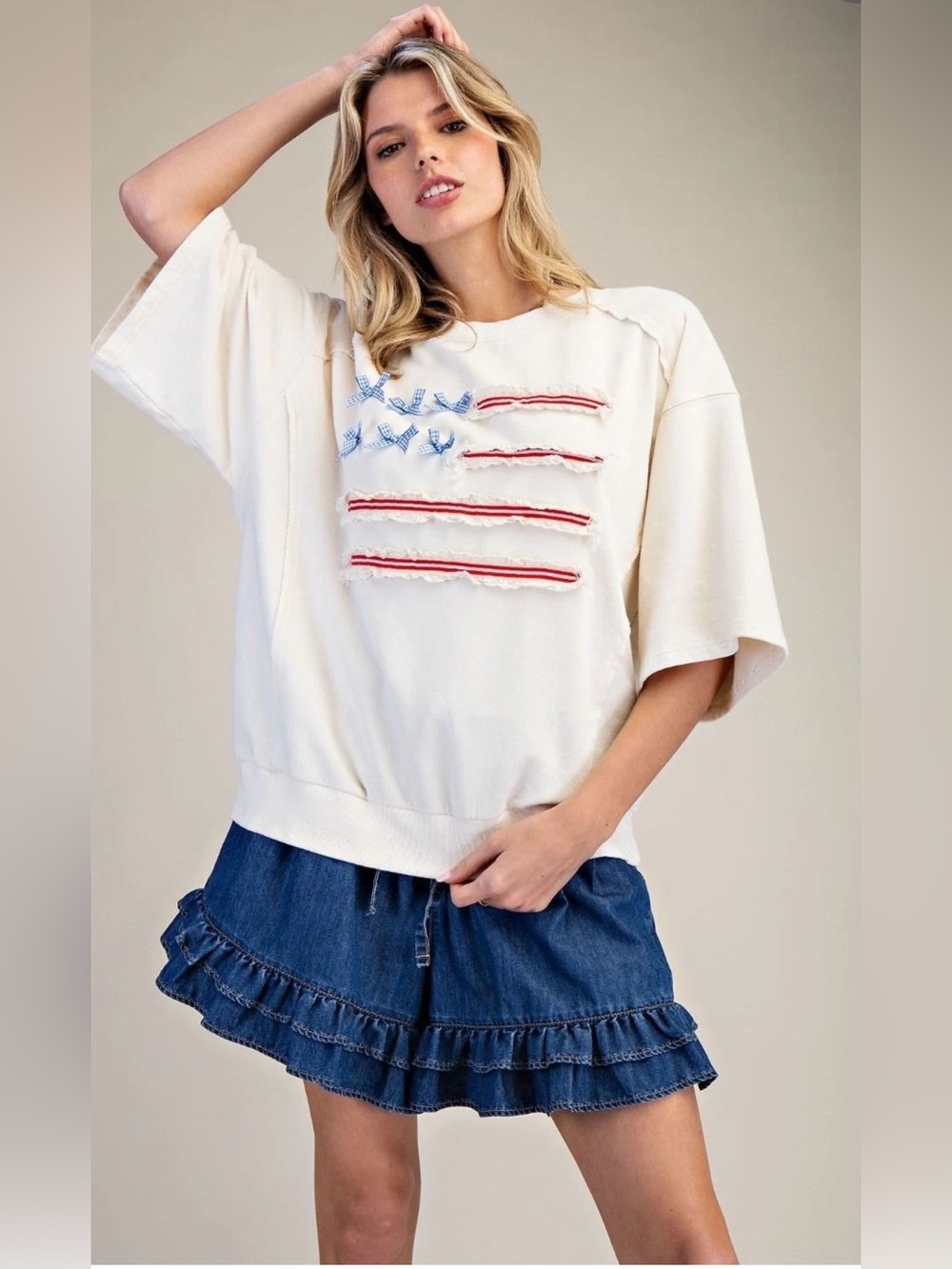 easel Cream Short-Sleeve Crewneck Shirt with Blue Bow & Red Ribbon Accents